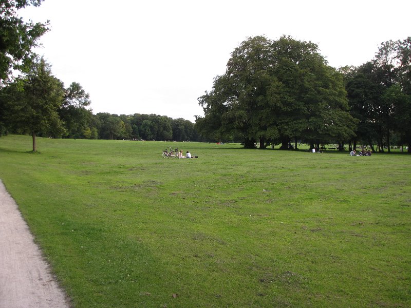englischer garten.jpg - Der Englischer garten. Een enorm stadpark van 350 hectaren. In het park vind je een aantal bekende biergarten en je kunt er zelfs surfen.